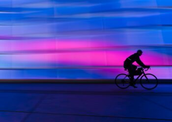 Una Divertente Esperienza in Spin Class: Il mio Primo Incontro con Due Ruote, 45 Minuti e i Suoni di 50 Centesimi