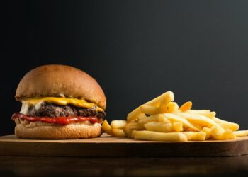 Title in Italian:
8 Luoghi da Provare per Mangiare Hamburger in Tutto il Mondo: Un Viaggio Culinario